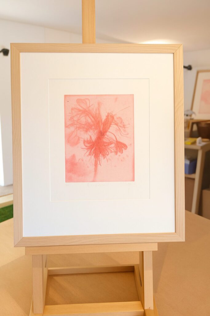 Gravure florale de Didier Hamey encadrée et exposée à l’Atelier Polychrome à Aix-en-Provence